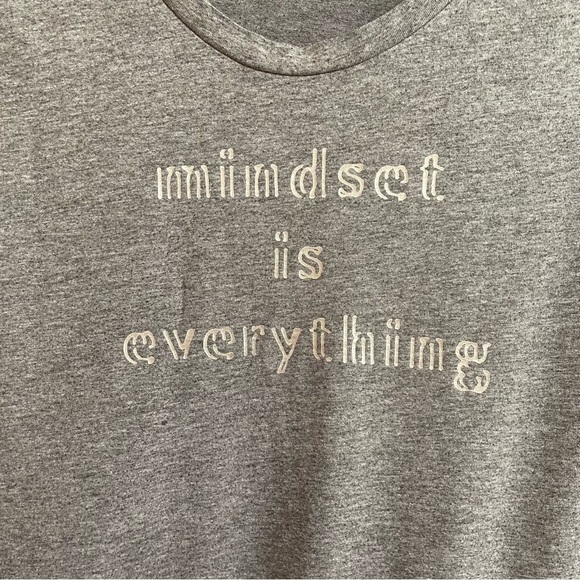 Fabletics Women’s Large Gray Crop Muscle Tee Relaxed Fit Graphic Athletic - Picture 2 of 4